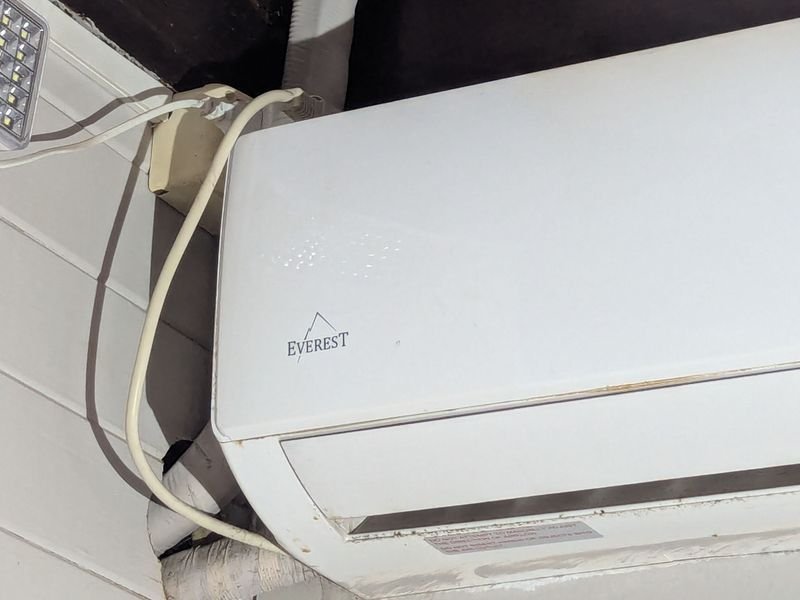 Aire marca Everest Inverter de 12.000 BTU. Sin control remoto. - imagen 3