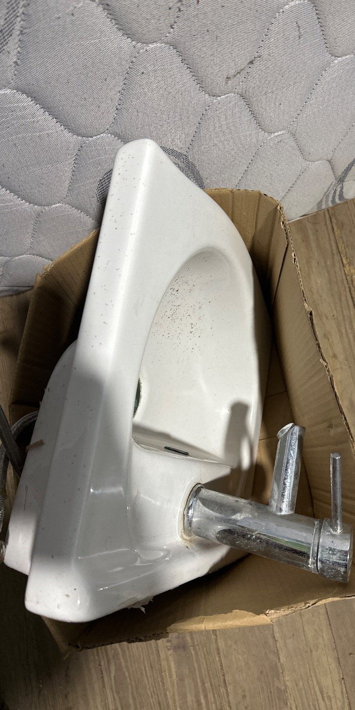 Lote anterior: Pileta con grifería de cerámica y metal