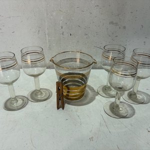 Lote siguiente: Juego de 5 Copas con Borde Dorado y Hielera