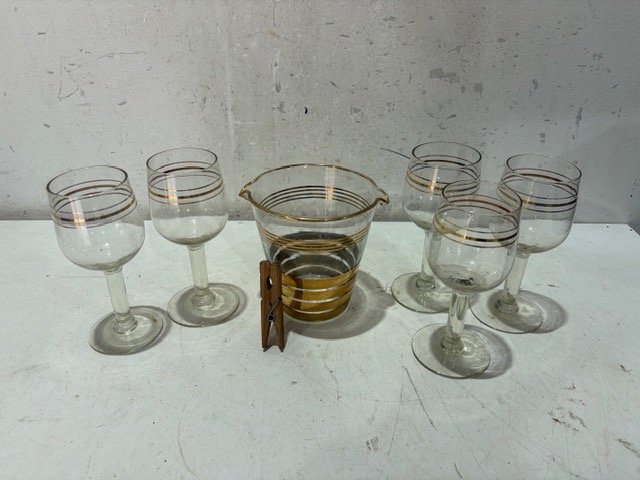 Juego de 5 Copas con Borde Dorado y Hielera