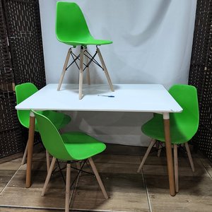 Lote siguiente: Juego de Comedor Eames: Mesa Blanca Laqueada 120x80 con 4 Sillas Verdes Patas de Madera