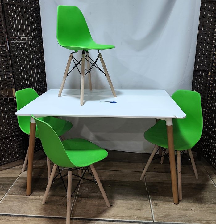 Juego de Comedor Eames: Mesa Blanca Laqueada 120x80 con 4 Sillas Verdes Patas de Madera