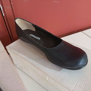 Lote de Calzado Nuevo: Botitas Marrones y Zapatos Negros - imagen 2