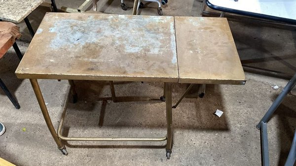 Escritorio Extensible de Hierro con Silla Metálica Dorada - imagen 1