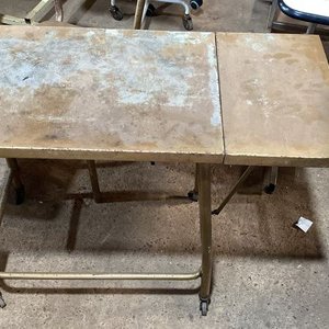 Lote siguiente: Escritorio Extensible de Hierro con Silla Metálica Dorada