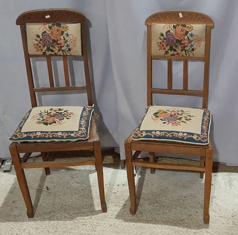 Par de Sillas de Roble con Tapizado Floral