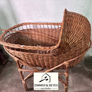Cuna de mimbre antigua con base de madera - imagen 3