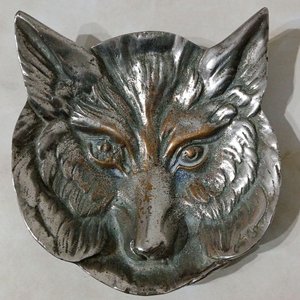 Lote siguiente: Cenicero de Metal Baño Plateado con Forma de Cabeza de Lobo