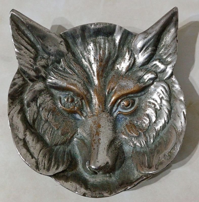 Cenicero de Metal Baño Plateado con Forma de Cabeza de Lobo