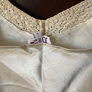 Lote de 3 Prendas: Camisón Estampado, Camisón Satinado Crudo y Blusa de Encaje Blanca - imagen 2