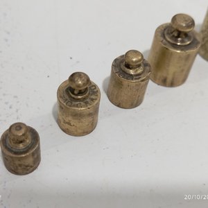 Antiguo Cepo de Madera con 12 Pesas de Bronce - imagen 8