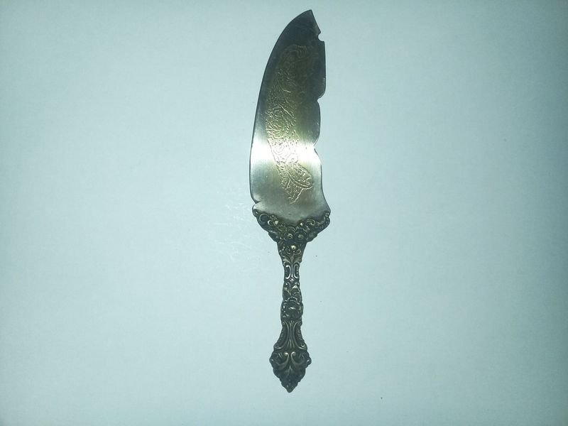 Lote siguiente: Utensilio de cortar torta antiguo de colección hoja de bronce enchapado en plata