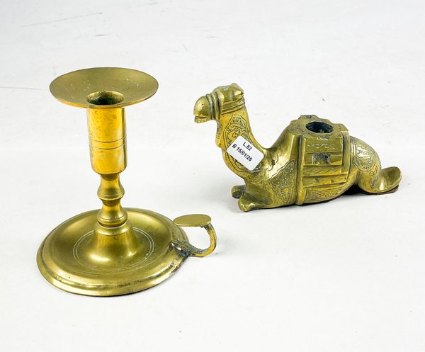 Lote siguiente: Bronce en venta: Dos piezas, palmatoria y figura de camello