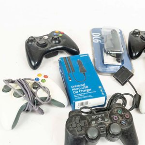 Lote de 2 Cargadores para Auto y 6 Joysticks Variados - imagen 2