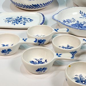 Conjunto de 12 Piezas de Cerámica Blanca y Azul con Decoración Floral - imagen 3