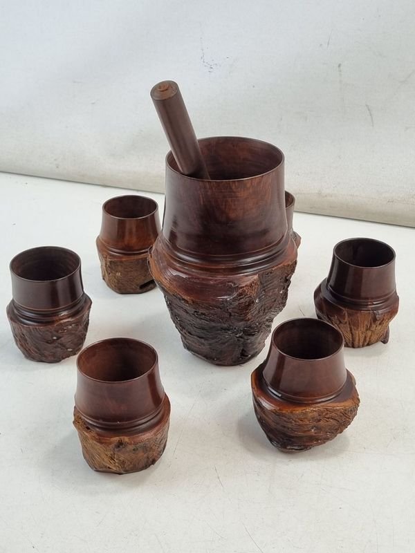 L 014 - 8 piezas - Excepcional juego de licorera, revolvedor y 6 vasos vintage esculpidos en madera noble artesanal con corteza natural (excelente estado estructural general de época con pátina natural, un vaso presenta leve fisura superficial por resequedad en su base que no afecta su uso) - imagen 1