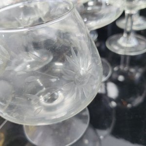 Lote de Cristalería: Licorera, Jarra Azul, Vaso Grabado y Copas de Brandy - imagen 8