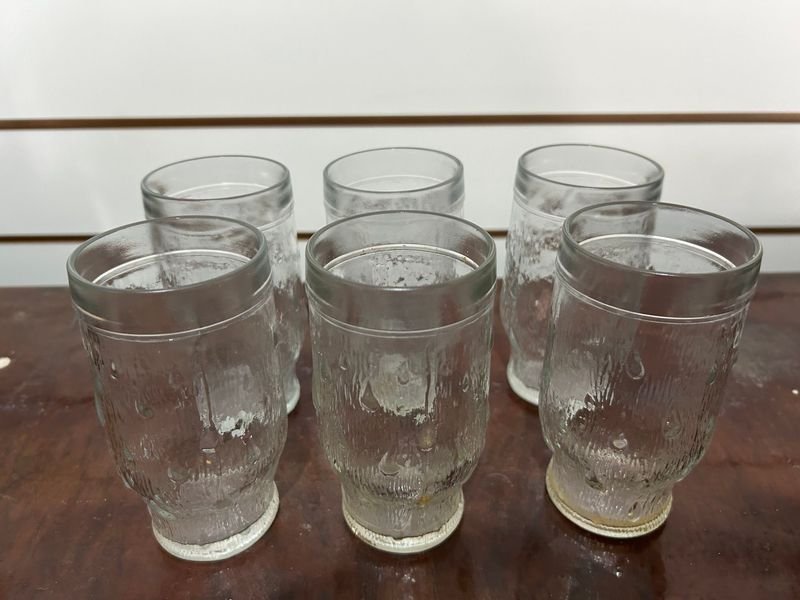 Juego de Vasos y Copas de Vidrio con Diseño Texturizado
