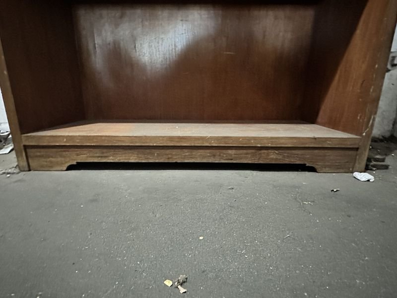 Estantería de madera con múltiples estantes - imagen 4