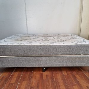Lote siguiente: Sommier y Colchón de 2 Plazas con Base - Estampado Gris y Blanco