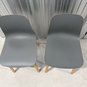 Juego de 2 Sillas de Plástico Gris con Patas de Madera Clara - imagen 3