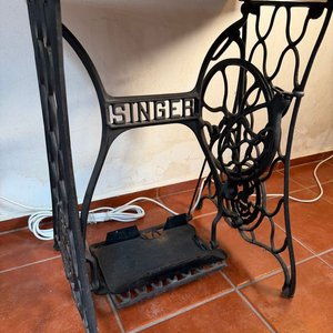 2 Máquinas de Coser Antiguas Singer sobre Mesa de Hierro con Pedal - imagen 5