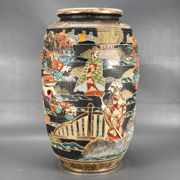 Jarrón Satsuma con Diseños en Relieve y Figuras Orientales - imagen 1