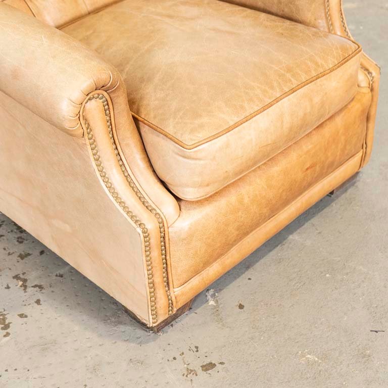 Sillón tapizado en cuero con tachas y respaldo capitoneado - imagen 2