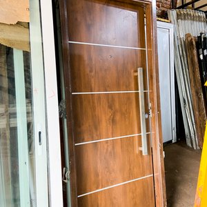 Tres Puertas Interiores de Madera con Detalles y Manijas Metálicas - imagen 2