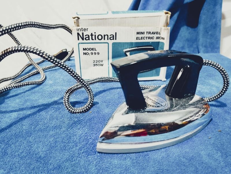 Lote siguiente: Plancha de viaje Nacional con original y cable