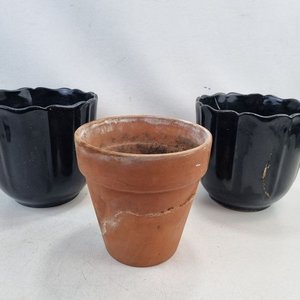 Lote siguiente: Lote de 3 Macetas: 2 Cerámica Negra Esmaltada y 1 Terracota