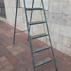 Escalera Metálica Plegable de 5 Peldaños - imagen 4