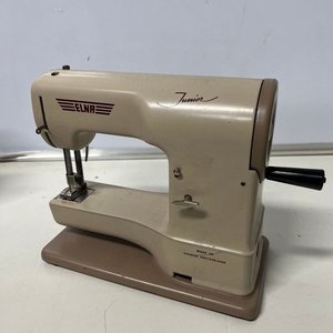 Máquina de Coser Elna Junior Suiza con Estuche Metálico - imagen 2