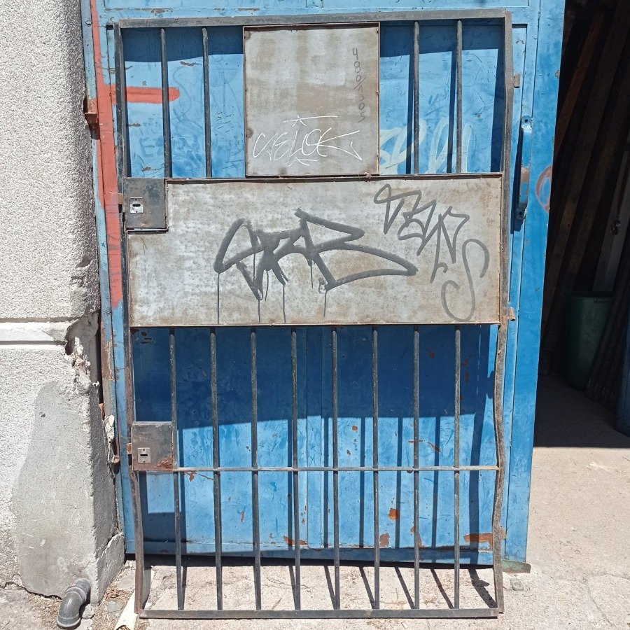 Lote siguiente: Puerta de reja metálica para entrada segura