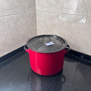 Lote siguiente: Olla Roja Esmaltada con Tapa - 27 cm Diámetro