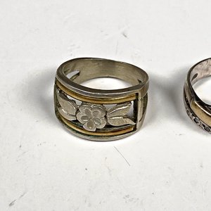 Dos Anillos de Plata y Oro con Diseño Floral y Grabado - imagen 3