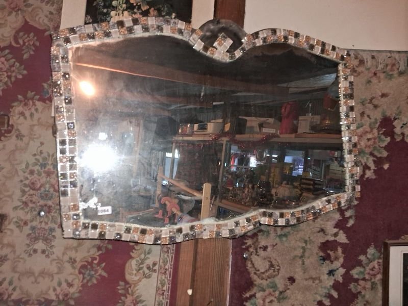 Lote siguiente: Espejo de pared artesanal con marco decorado con mosaicos