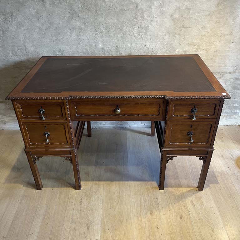 Lote anterior: Escritorio Caviglia en cedro con tapete de cuero y 5 cajones - Medidas: 125x70x79cm