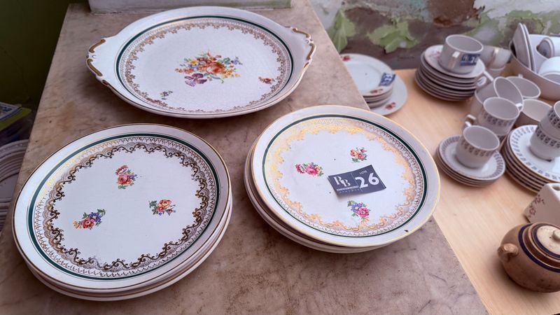 Fuente y 6 Platos de Porcelana con Flores y Bordes Dorados