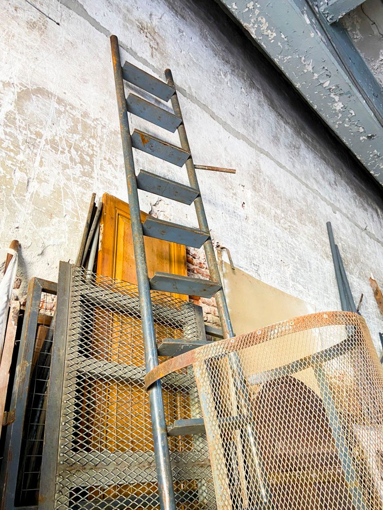 Escalera de metal gris con protección - imagen 4