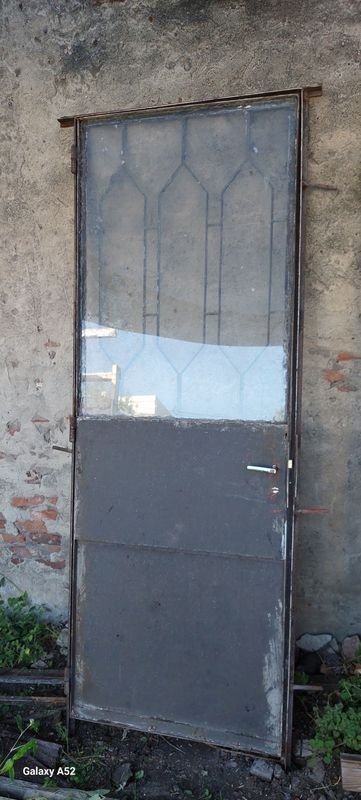 Puerta antigua con ventana y marco - imagen 2