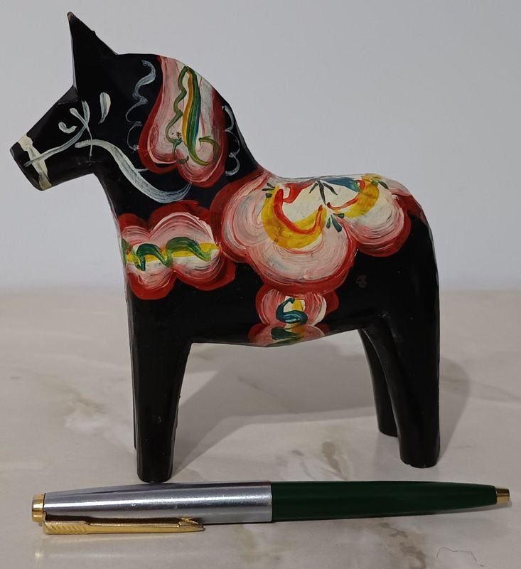 Lote siguiente: Caballo de Dala (Dalahäst) negro, pintado a mano. Colecciónable