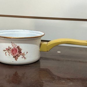 Lote de Teteras y Cacerola de Metal Esmaltado Blanco con Flores y Bordes Dorados - imagen 15