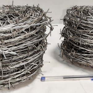 Lote anterior: Dos Rollos de Alambre de Púas, 10 Metros Cada Uno