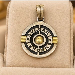 Lote siguiente: Colgante Circular Bicolor Plata y Oro Bulgari