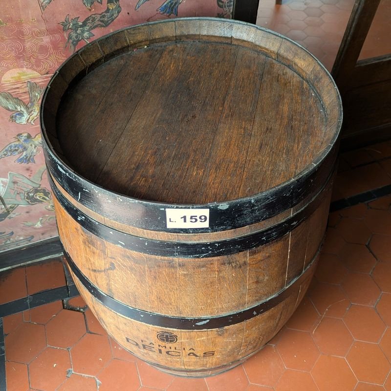 Gran barril en madera de roble con publicidad de Familia Deicas - imagen 3