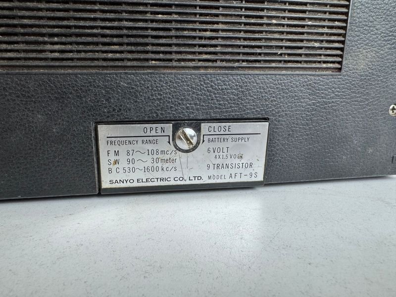 Antigua radio Sanyo en venta - imagen 8