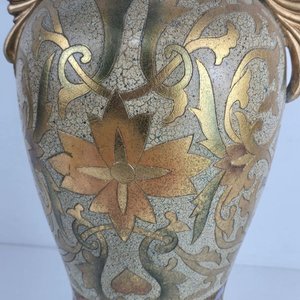 Jarrón Decorativo Clásico con Acabado Craquelado y Motivos Florales Dorados - imagen 4