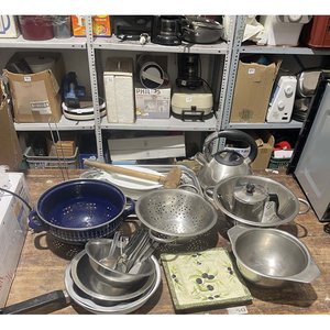 Lote siguiente: Lote de Utensilios y Accesorios de Cocina: Coladores, Bandejas y Más