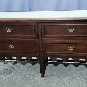 Cómoda de Madera Oscura con Mesada de Mármol y 4 Cajones - imagen 1